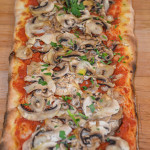 PIZZA ROSSA CON FUNGHI